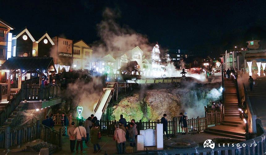 草津溫泉湯畑夜晚燈光照明與蒸氣繚繞的溫泉街景