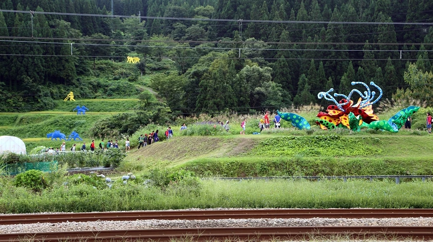 田野的後方是一片森林