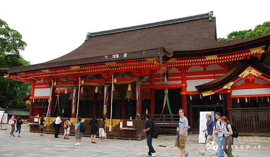 八坂神社本殿,前方有許多觀光客