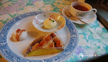 蘋果點心套餐,包含了蘋果派、蘋果大福和蘋果冰沙和熱紅茶