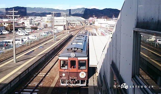 俯瞰三陸鐵道列車停在月台