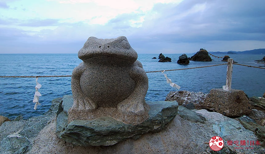 矗立於海邊的青蛙石像