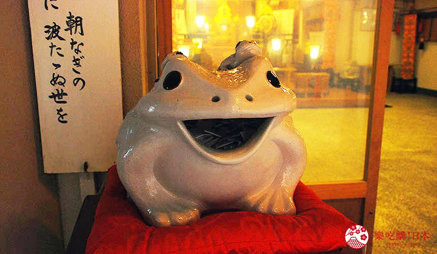 神社境內的青蛙像