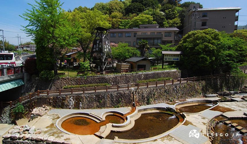 有馬溫泉親水公園,戶外溫泉池與周邊街道景觀