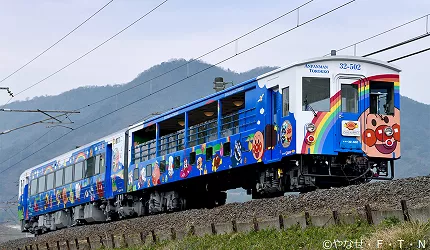 可愛度爆表！「麵包超人列車」載你玩遍四國 的縮圖