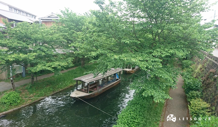 伏見的十石舟行駛於兩岸酒藏與楊柳之間的宇治川派流