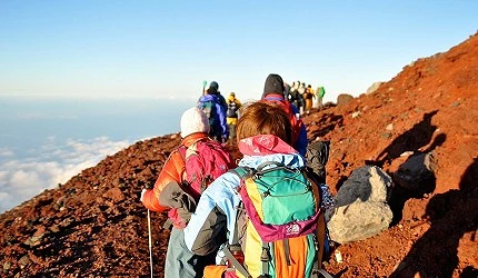正在攀登富士山的登山客