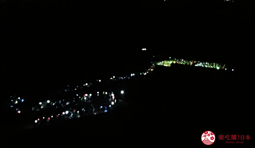 夜間登山客們的頭燈形成的景色