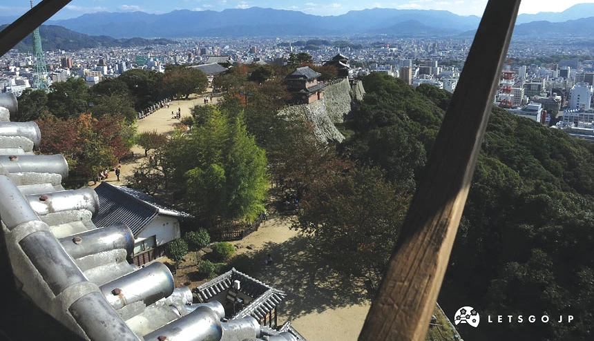 從天守閣可以一望本丸廣場與松山市區
