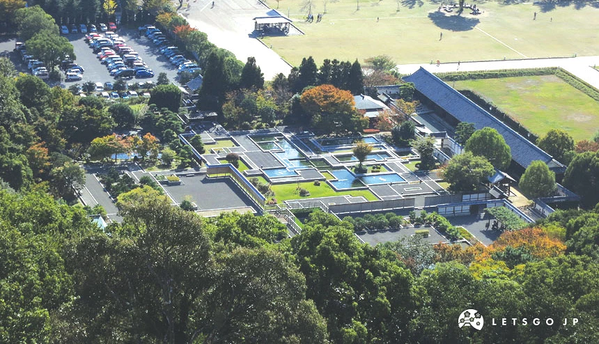 從松山城天守閣俯瞰山腳下的二之丸史跡庭園,以幾何水池重現昔日宅邸格局的流水園設計