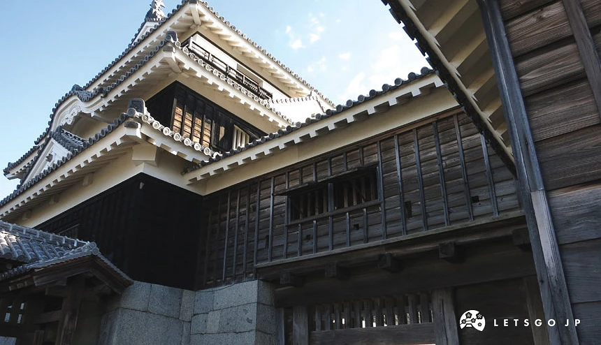 數個望樓(瞭望塔)相互連結而成的「連立式天守」松山城天守閣外觀,經典的白牆與深色屋瓦交織