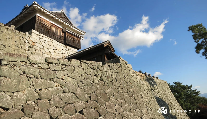 守護中心本丸的「石垣」,巨大的石塊層層疊疊延展出堅不可摧的壯觀城牆