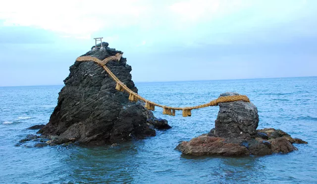 「二見興玉神社」浪漫巡禮：走訪戀愛能量景點「夫婦岩」、入手開運御守！