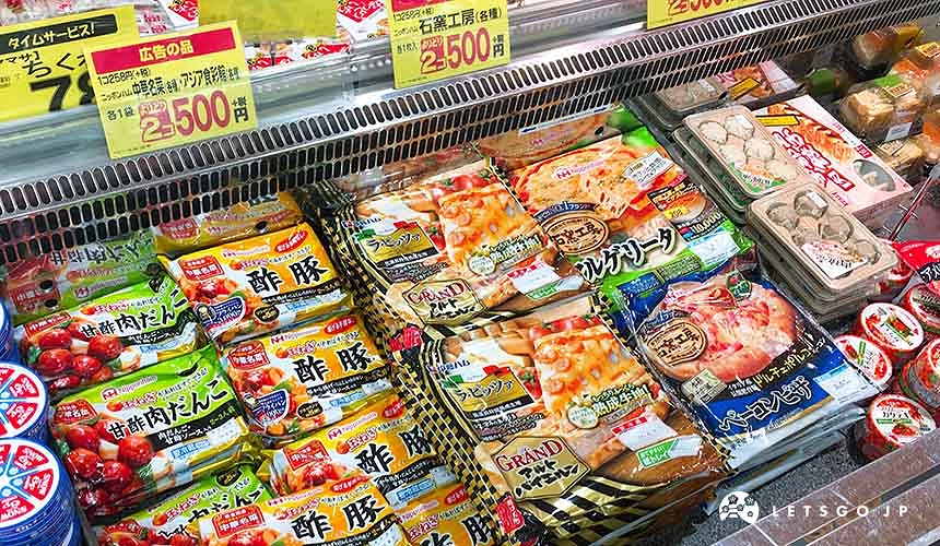 超市冰櫃裡各種冷凍食品