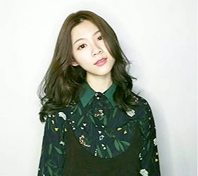 染綠色頭髮、燙捲的女模特