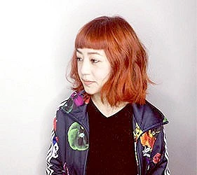 橘紅色短髮模特