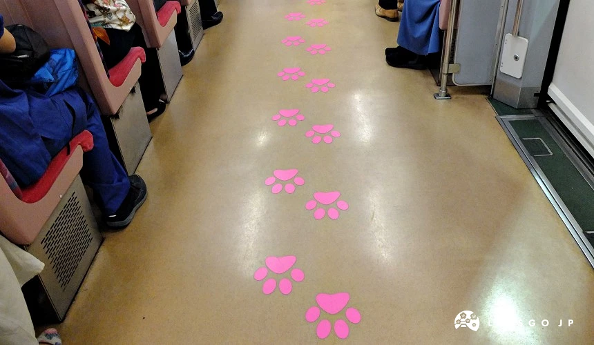 東京東急電鐵世田谷線幸福招財貓電車車廂內有貓腳印