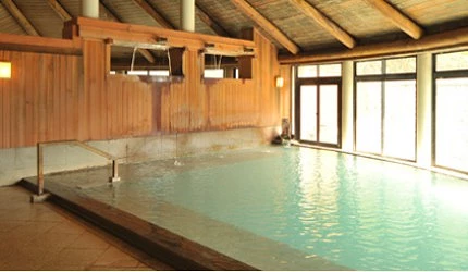 草津溫泉大瀧乃湯室內浴池與日式木造浴場環境