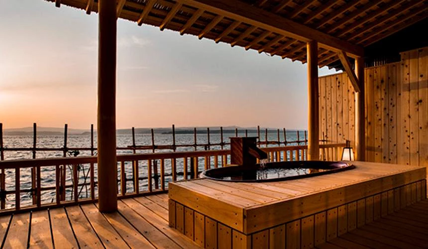 面海的木造露天溫泉浴池,夕陽時分可眺望海面景色