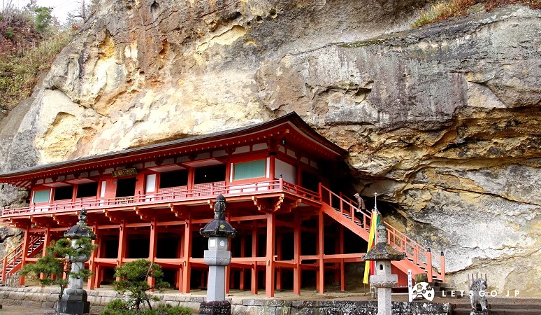 達谷窟毘沙門堂紅色建築與背景岩石