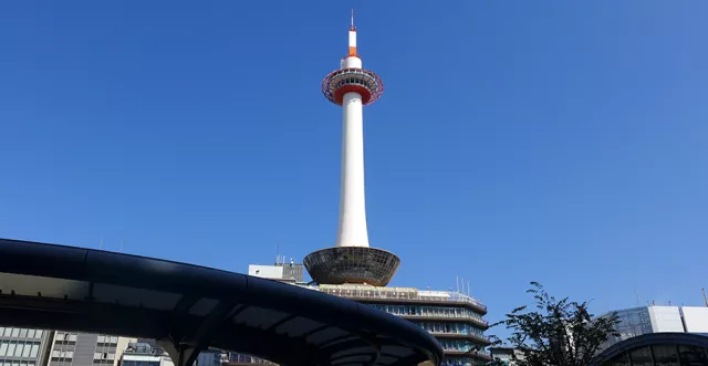 京都車站前最醒目的大蠟燭！帶你一覽「京都塔」必訪特色！