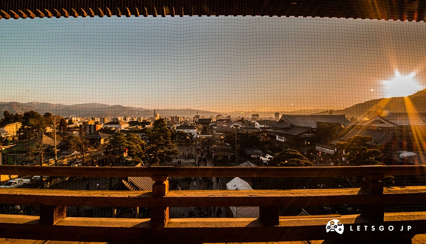 長野善光寺山門上欣賞的夕日