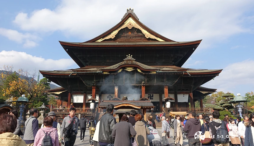 長野善光寺本堂外的參拜人潮