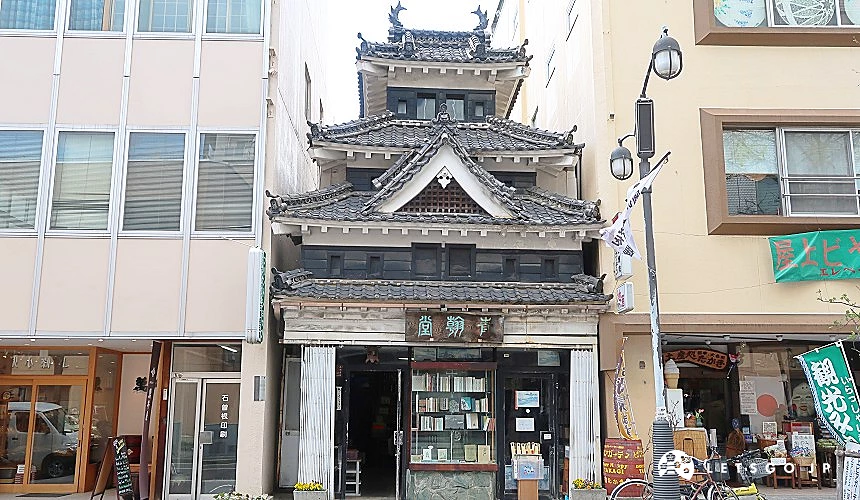 日式老建築的古書專賣店門口