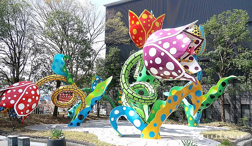 美術館門口的草間彌生作品「幻之華」 攝影:品淨