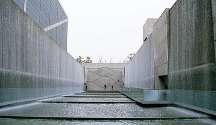 大阪狹山池博物館的水景展示空間,由安藤忠雄設計,以清水混凝土與流水構成極具現代感的建築風格
