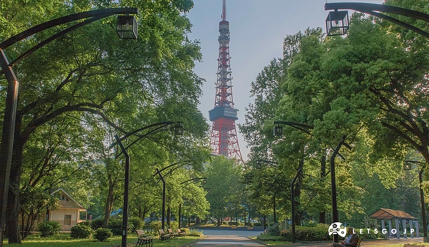 在公園裡的樹木間隙,看見紅色的東京鐵塔