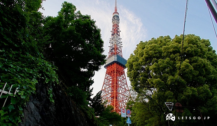 在東京鐵塔下路口拍攝的東京鐵塔