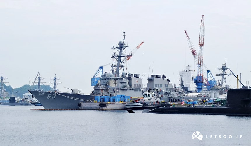 橫須賀軍港停了許多大型船艦