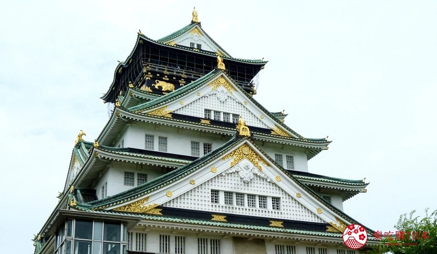 大阪城天守閣建築外觀,屋簷裝飾金色雕飾,是大阪代表性的歷史名勝