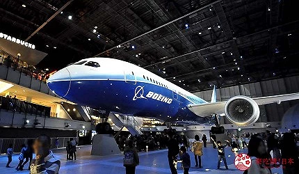 停有藍色飛機的室內廣場