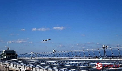 飛機從機場觀景平台前方起飛