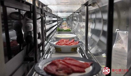 放在盤子上,在軌道中運輸的各種生肉盤