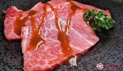 放在盤子中的生牛肉,淋有醬汁