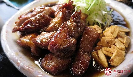 裝在白色盤子中的燒豬肉和綠色菜絲