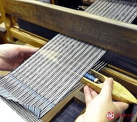 雙手操作織布機編織條紋布料