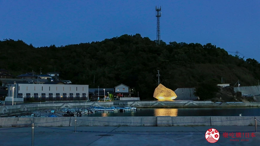 夜間的「直島展覽館」比起白天多了點神秘感