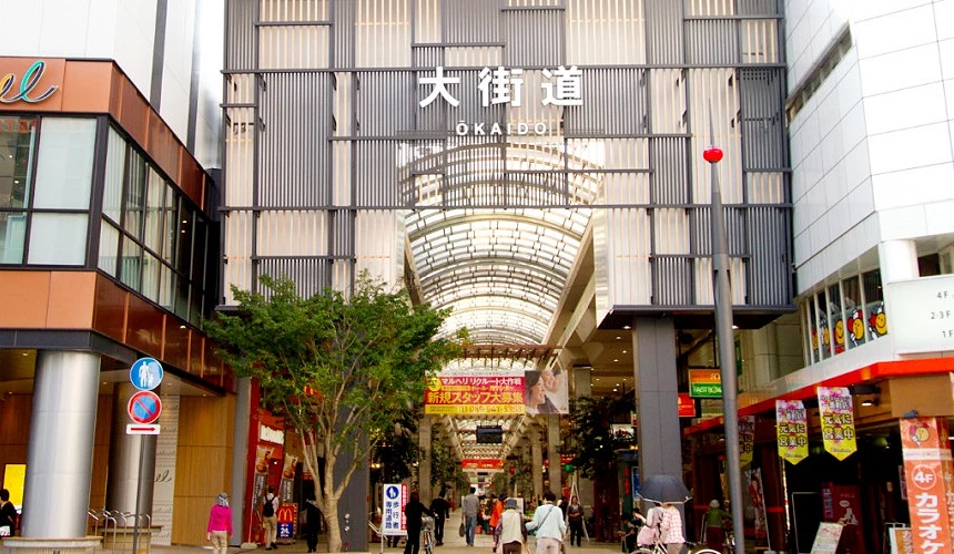 大街道商店街的挑高拱廊入口,上方有大街道三個大字