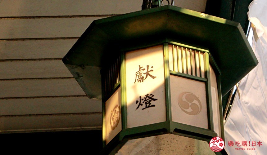 日本神社寺廟常見的「獻燈」的照片