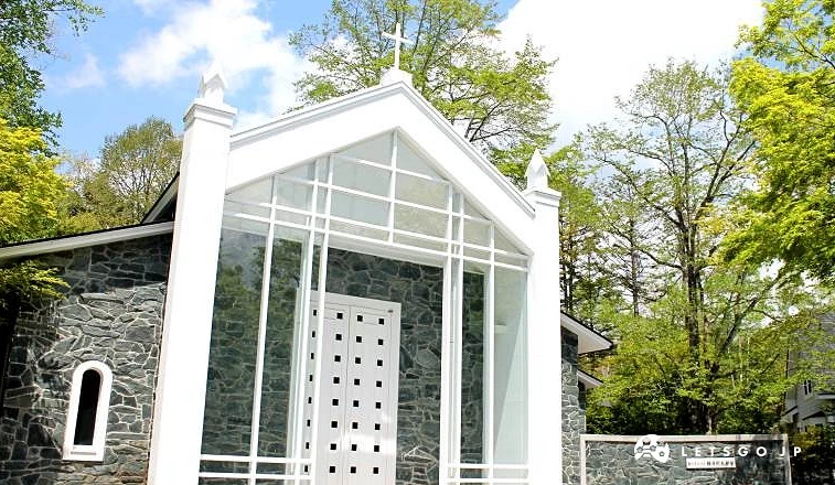 白色建築整面透明玻璃的白樺森教堂