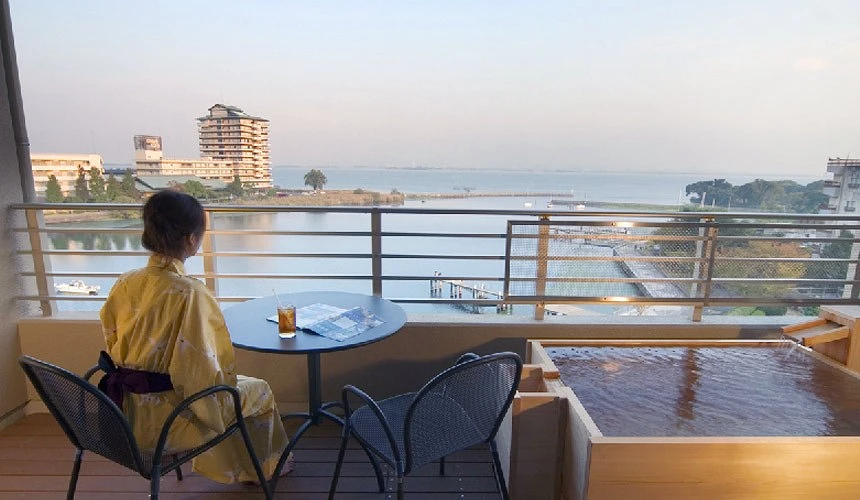 房內附露天溫泉的客房,陽台可眺望海景並設有溫泉浴池