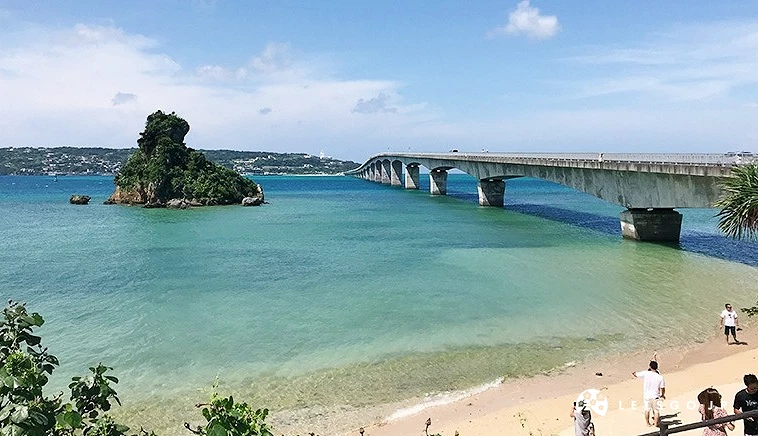橫跨漸層翡翠綠海面的古宇利大橋與沙灘