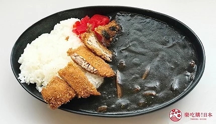 炸鮪魚排墨魚汁咖哩飯