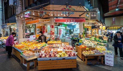 近江町市場內出售可即食生果的店舖