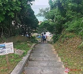 Nirai海灘旁的石階小徑