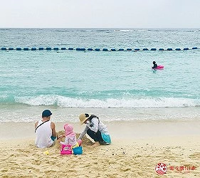 Nirai海灘有許多家長帶著小孩玩耍